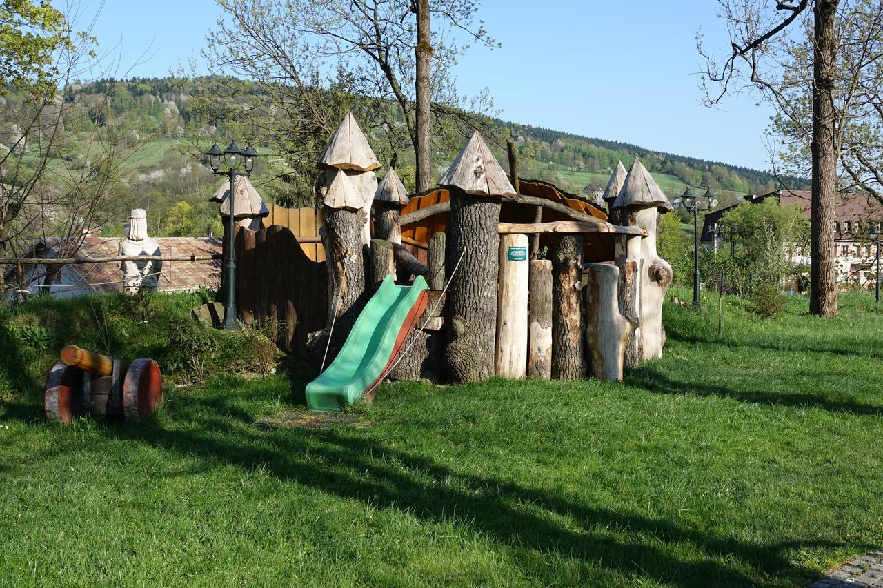Gosciniec Dworski W Ropie - Pokoje Goscinne Ropa Exterior foto
